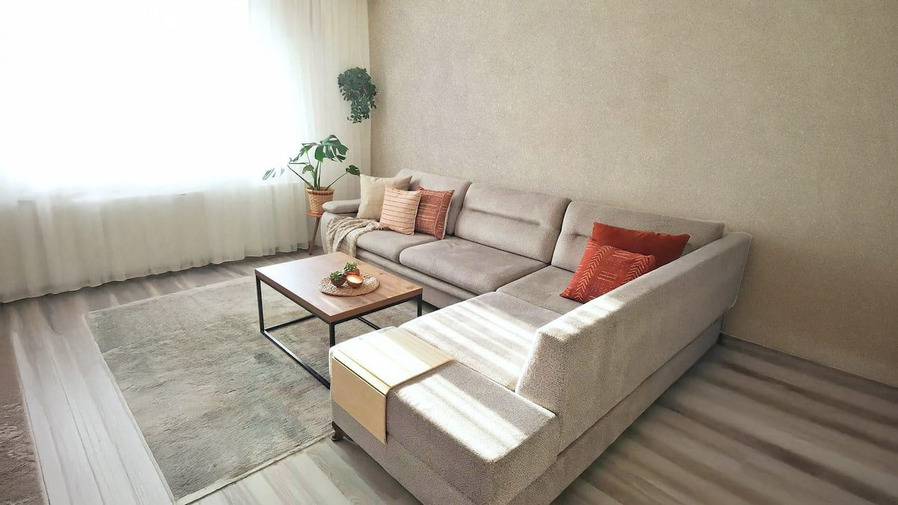 Wohnzimmer mit Baumwollputz in warmen Creme- und Beigetönen