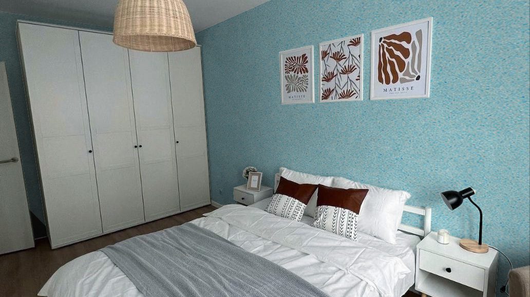 Schlafzimmer mit dezenter Baumwollputz-Wand