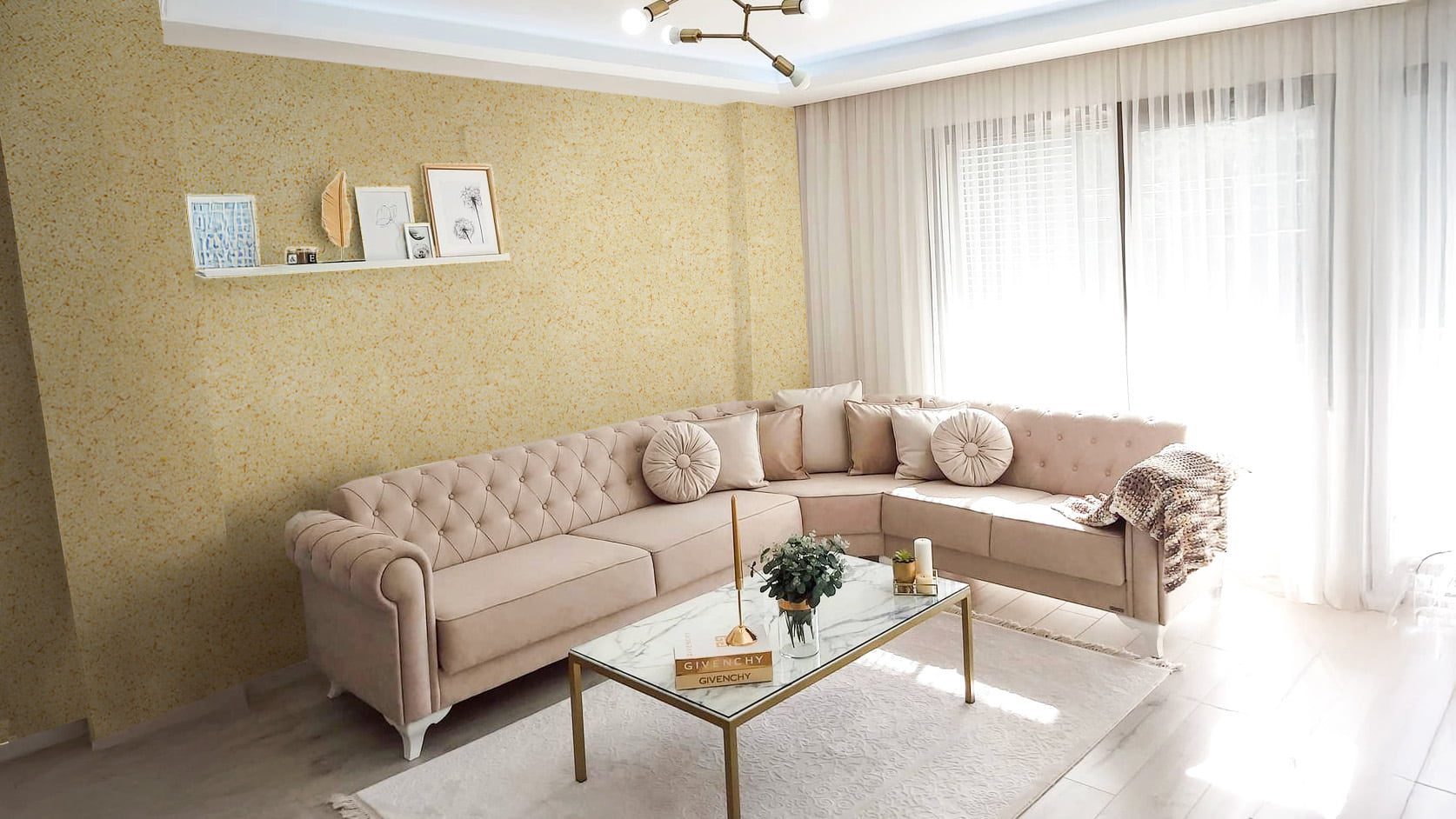 Wohnzimmer mit warmer strukturierter Akzentwand